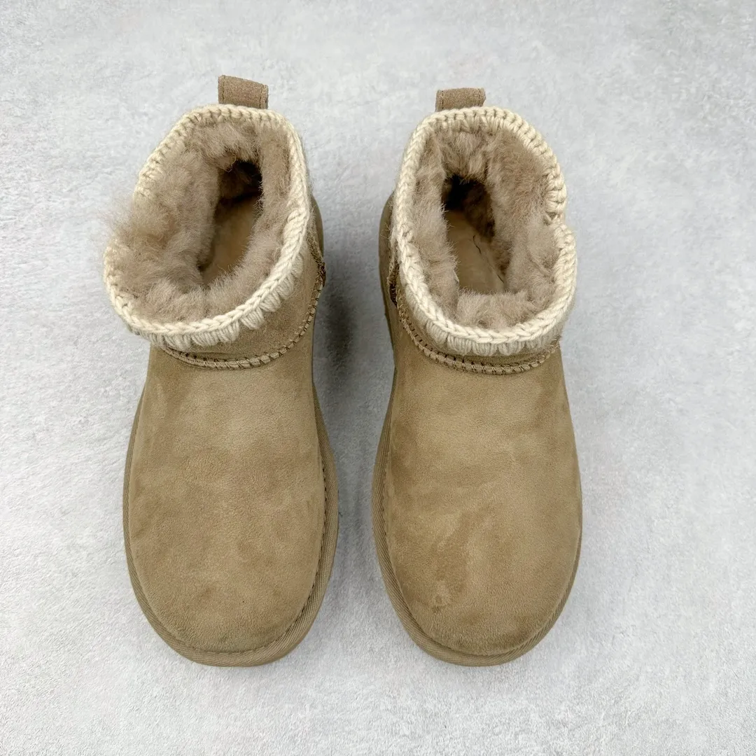 Pick up locally 💰520 UGG 6109G classic wooden buckle autumn and winter sheep fur all-in-one snow boots. All shoes are made from ZP. Longfeng A-grade Australian imported sheep fur all-in-one women's boots. Brand OEM production line. Fully follow the ZP process. Original pattern maker of the OEM. Adhering to the principle of no original shoes and no development selection. Pay attention to every detail. The most authentic version on the market TREADLITE "Light Wing" technology outsole Lightweight/durable/flexible/pile size: 35 36 37 38 39 40 Coding: by2936090